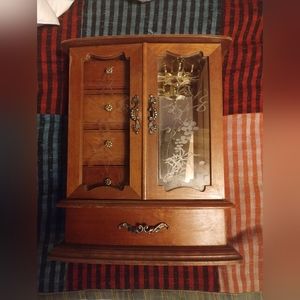Wood jewelry box